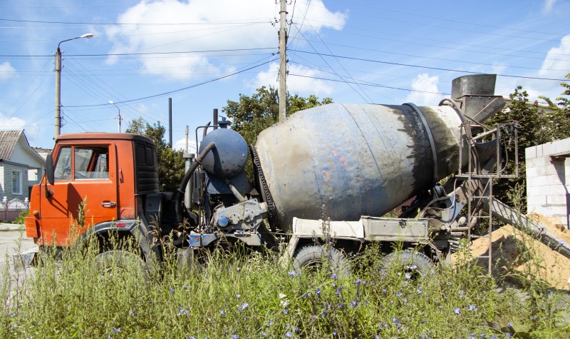 У бетономешалки есть емкость с раствором для правильной транспортировки материала