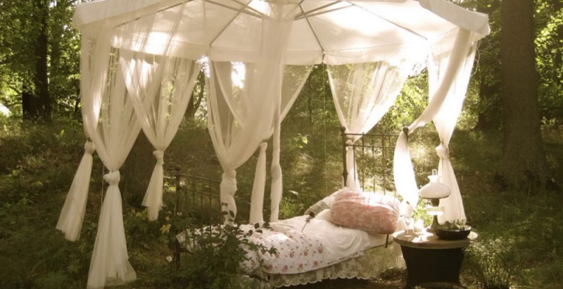 Кровать с балдахином на открытом воздухе
