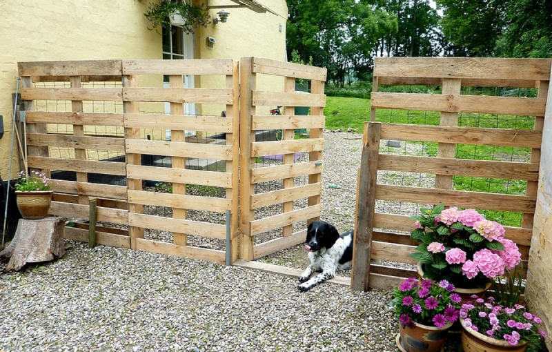 Забор из поддонов