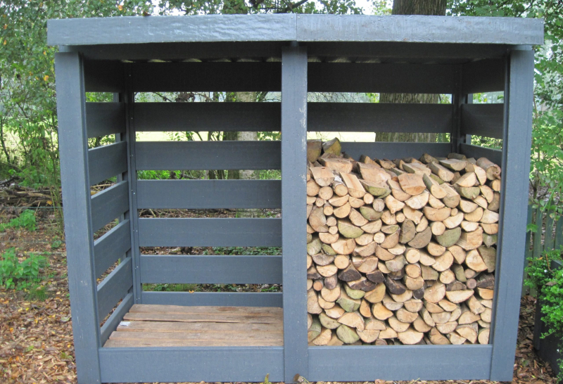 Дровник из поддонов