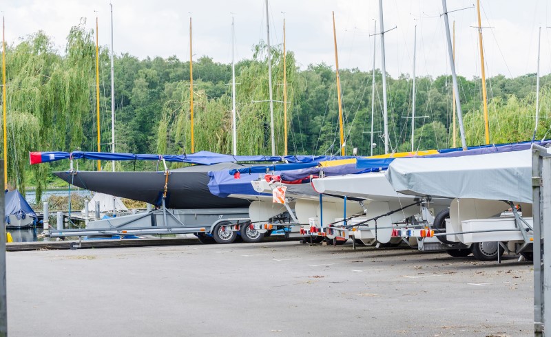 Есть несколько вариантов хранения лодок, например, открытая площадка или гараж