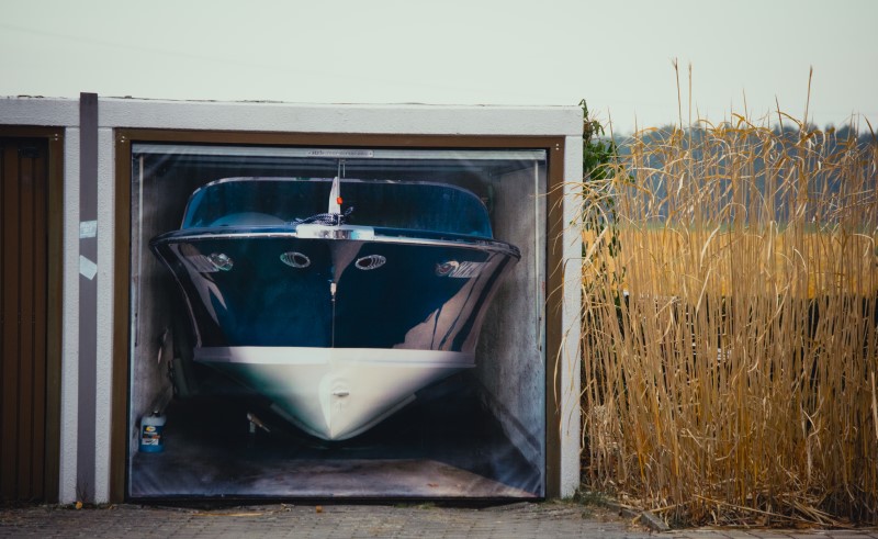 Хранить лодку можно в закрытом гараже или ангаре