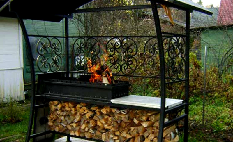 Мангал с дровницей