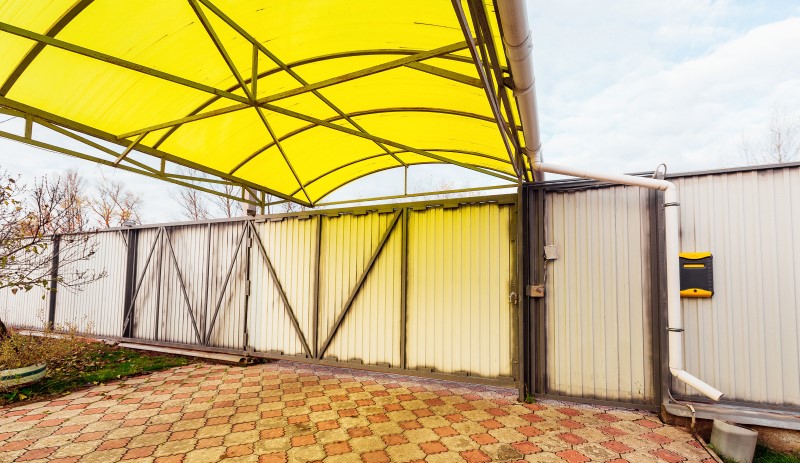 Выбор материала навеса зависит от личных предпочтений и бюджета