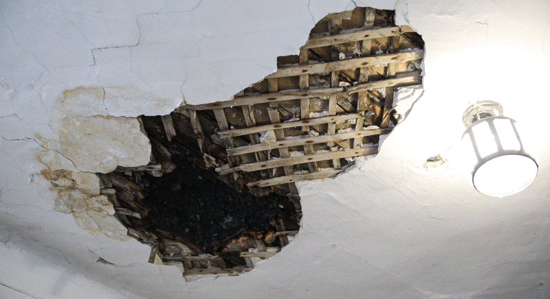 Частично обвалившийся потолок