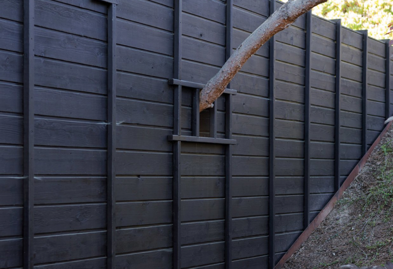 Черный забор из деревянных досок