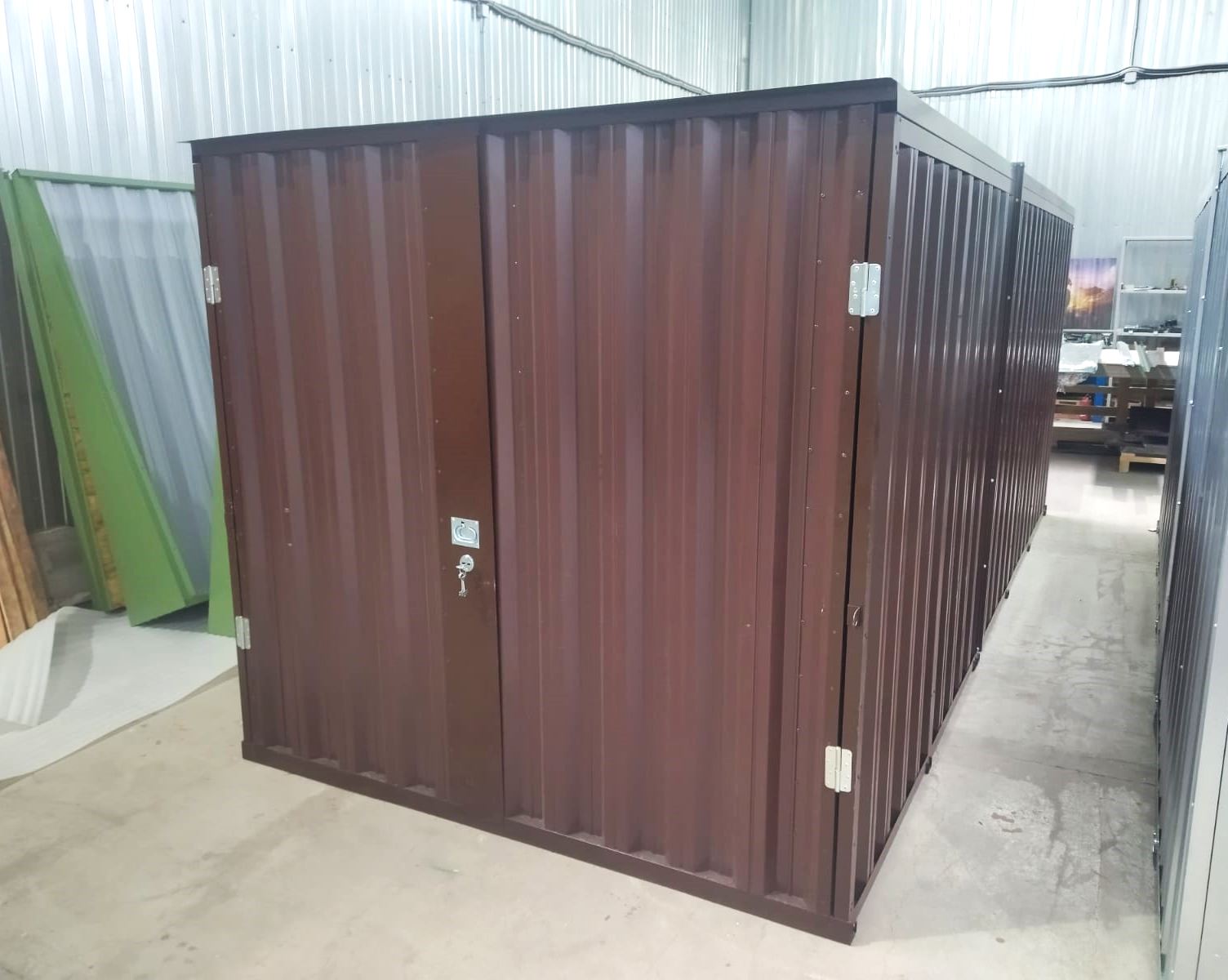 Коричневый 5-метровый контейнер с плоской крышей