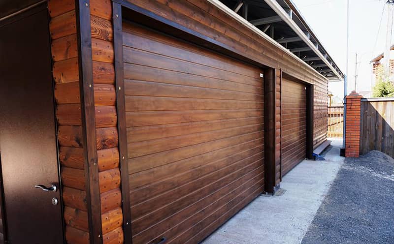 Фасадная отделка гаража деревом