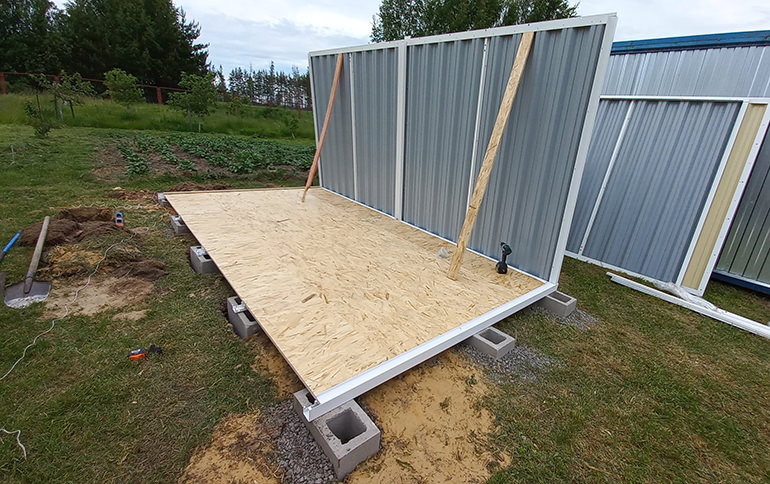 Готовые стены из профнастила.