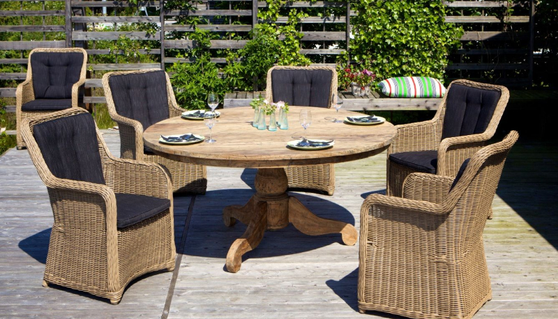 Мебель в саду из ротанга