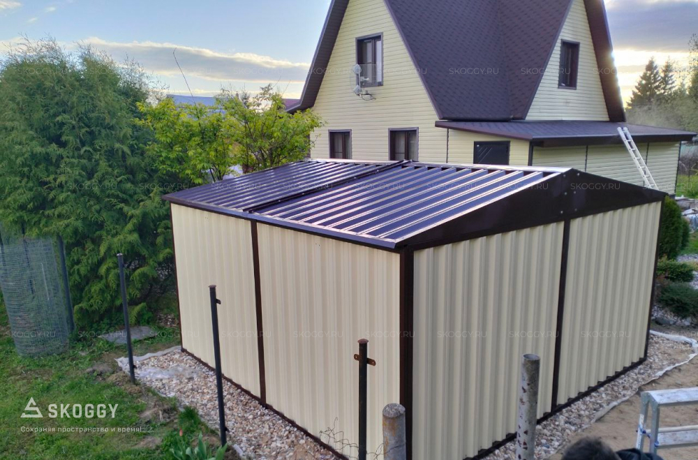 Широкий контейнер SKOGGY на участке