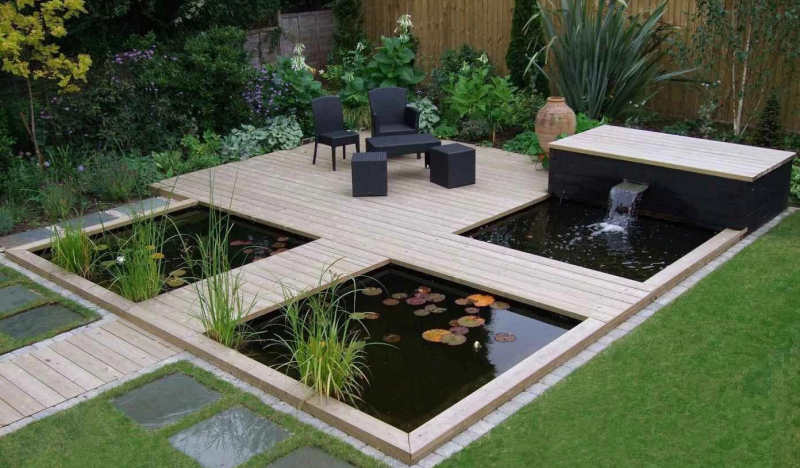 Пруд в саду