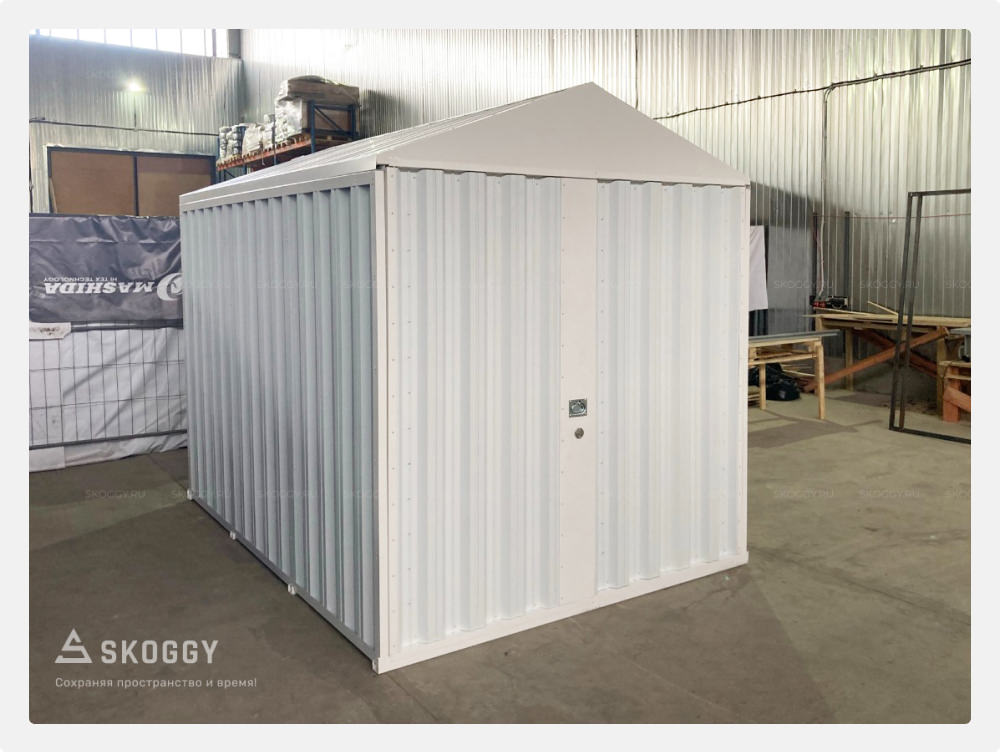 Белый контейнер с двускатной крышей