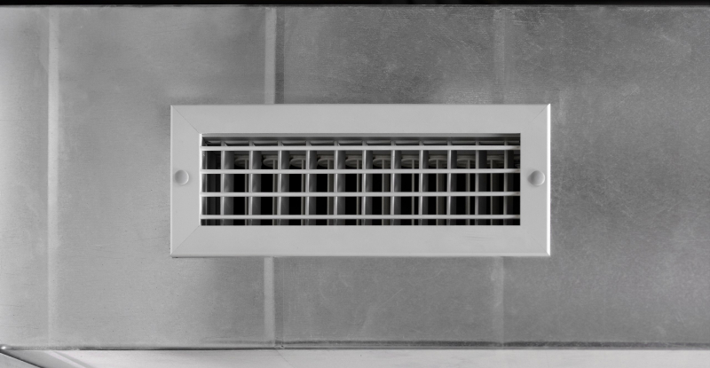 Вытяжка в помещении избавляет от пара и появления лишней влаги