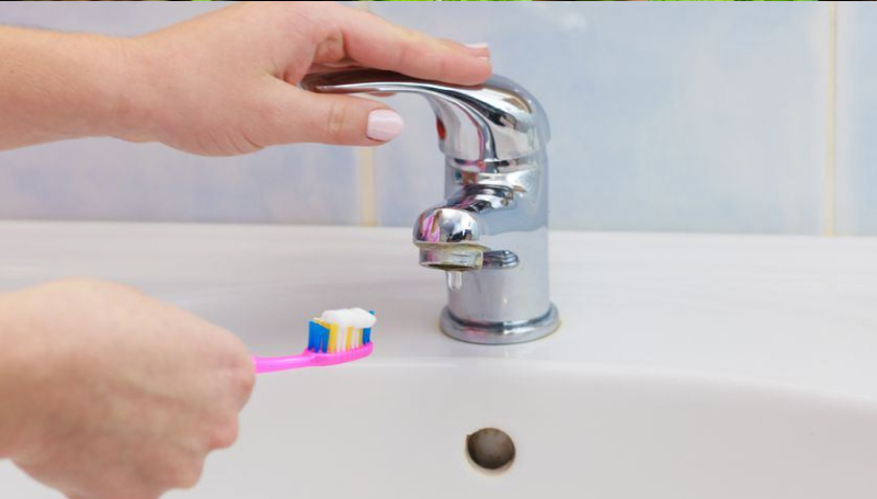 Закрытый кран во время чистки зубов, как залог экономии