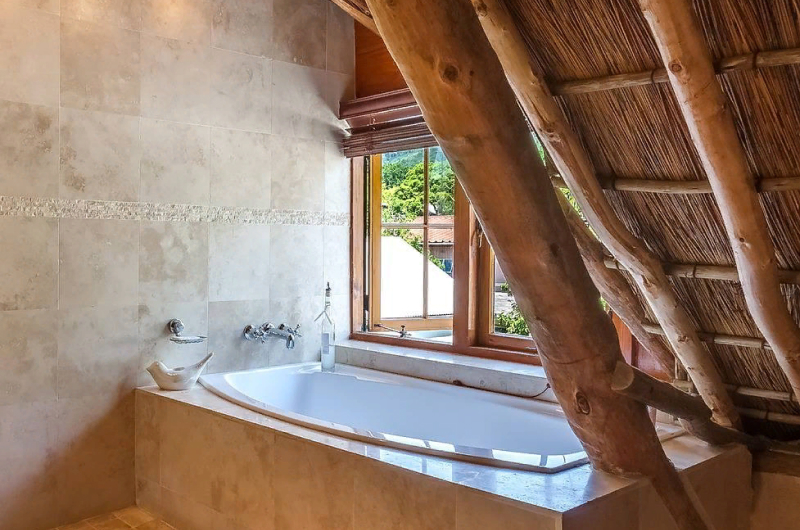 Пример ванной на чердаке