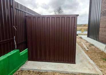 Контейнер SKOGGY на дачном участке для хранения инвентаря в д. Григорково