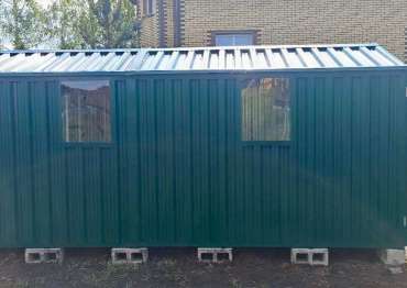 Контейнер с двумя окнами для садовых принадлежностей в д. Устиново