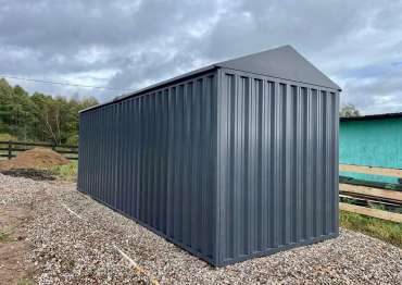 Стильный хозблок для мототехники в графитовом цвете для заказчика в дер. Залучье, Куньинский р-н, Псковская область