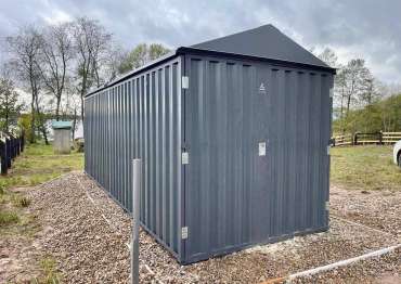 Стильный хозблок для велотехники в графитовом цвете для заказчика в дер. Залучье, Куньинский р-н, Псковская область