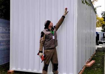 Вместительный контейнер для укрытия в белоснежном цвете для заказчика на выставке ВДНХ, г. Москва 