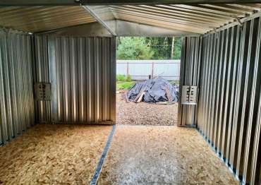 Вместительный автомобильный гараж в блестящем цинковом цвете в дер. Бурмакино