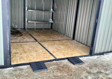 Элегантный графитовый хозблок для инвентаря и снегоуборочной техники в КП Вельга Парк