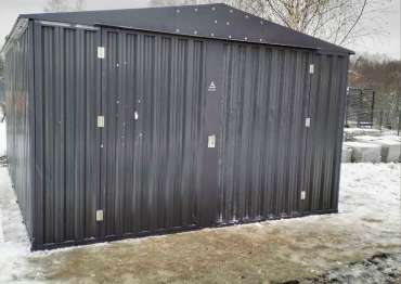 Просторный графитовый хозблок для инвентаря и снегоуборочной техники в КП Вельга Парк