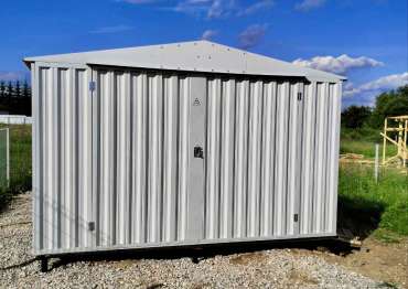 Прочный хозблок для хранения строительных материалов в светло-сером цвете в дер. Новинское