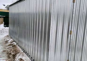 Стильная гараж-мастерская в блестящем цинковом покрытии в деревне Березняки, г. Сергиев Посад, МО