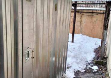 Эксклюзивный гараж 4 х 6 м с блестящей цинковой отделкой для телевизионной компании