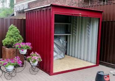 Вместительный хозблок для хранения садовой техники с рольставнями в винно-красном цвете в пос. Газопровод, поселение Сосенское, г. Москва