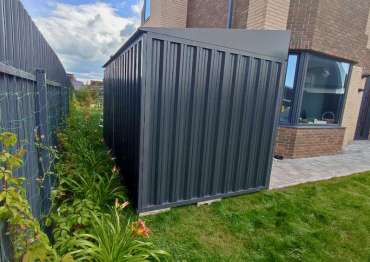 Стильный хозблок для хранения садовой техники и инвентаря в графитовом цвете в Истринском районе, МО