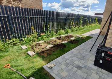 Современный хозблок для хранения садовой техники и инвентаря в графитовом цвете в Истринском районе, МО