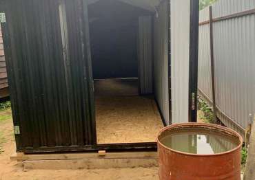 Современный хозблок для хранения с двускатной крышей и двумя воротными группами в мкрн. Заветы Ильича, г. Пушкино, МО