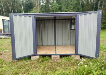 Удобный хозблок для хранения в графитовом цвете в едином стиле с домом в КП Цветочный 2, Краснопахорское поселение, МО 