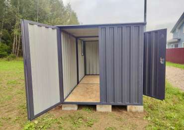 Роскошный хозблок для хранения в графитовом цвете в едином стиле с домом в КП Цветочный 2, Краснопахорское поселение, МО 