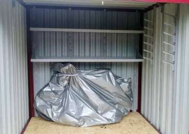 Компактный хозблок для хранения садовой техники с рольставнями в винно-красном цвете в пос. Газопровод, поселение Сосенское, г. Москва