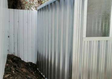 Надежный хозблок для садовых принадлежностей в цинковом цвете в пос. Ильинский, Раменский р-н, МО