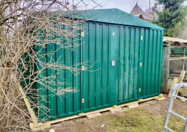 Прочный хозблок для хранения инвентаря в ярком зеленом цвете в дер. Жостово, Мытищинский р-н, МО