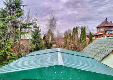 Вместительный хозблок для хранения инвентаря в ярком зеленом цвете в дер. Жостово, Мытищинский р-н, МО