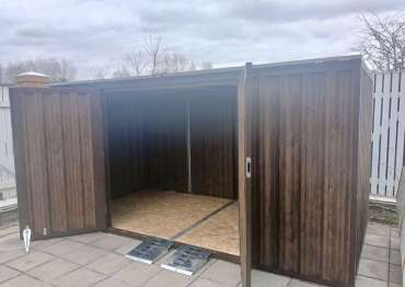 Современный хозблок для хранения газонокосилки в расцветке "под дерево" в загородный комплекс Московское море, Конаковский м.о., Тверская область