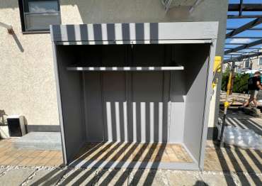 Стильный шкаф с рольставнями для садового инвентаря в дер. Захарово, г.о. Истра, МО