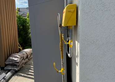 Компактный шкаф для садового инвентаря в светлом сером цвете в дер. Захарово, г.о. Истра, МО