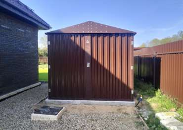 Стильный хозблок для садовой техники в шоколадном цвете в дер. Вишняково, Калининский м.о, Тверская обл.