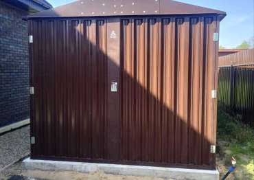 Индивидуальный хозблок с распашными воротами для садовой техники в шоколадном цвете в дер. Вишняково, Калининский м.о, Тверская обл.