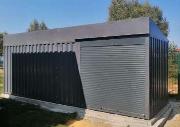 Индивидуальный хозблок с боковыми рольставнями и односкатной крышей для садовой техники и инвентаря в графитовом цвете в СНТ Ветерок, Раменский г.о, МО