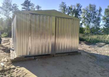 Современный автомобильный гараж с распашными воротами и двускатной крышей в цинковом цвете в дер. Краснораменье, Камешковский р-н, Владимирская обл.