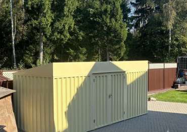 Современный хозблок с односкатной крышей для хранения садовой техники и велосипедов в цвете "слоновая кость" в мкрн. Экодолье, г. Обнинск, Калужская обл.