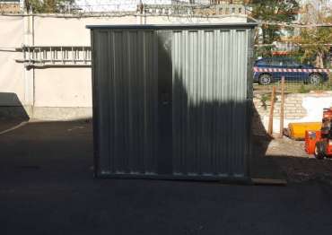 Хозблок с плоской крышей и торцевой воротной группой на территорию организации, г. Москва